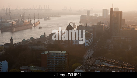 Antenna vista panoramica del fiume Elba e dal porto di Amburgo, Germania Foto Stock