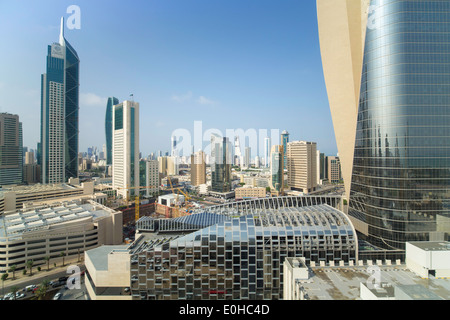 Penisola Araba, Kuwait, skyline della città e il quartiere centrale degli affari, vista in elevazione Foto Stock