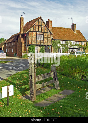 Le scorte del villaggio di fronte alla vecchia casa padronale, Aldbury, Hertfordshire, Inghilterra, Regno Unito. Foto Stock