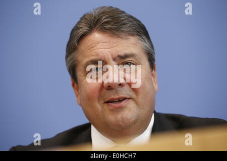 Berlino, Germania. 13 Maggio, 2014. Premere il tasto Conferenza con Sigmar GABRIEL (SPD), il Ministro dell Economia e dell'energia, Segretario Generale dell'Organizzazione per la cooperazione e lo sviluppo economico (OCSE), GurrÃ-a, sul tema ''žpresentation dell'OCSE della Germania la relazione economica' a casa federale di conferenza stampa tenutasi a Berlino il 13 maggio 2014 a Berlino, Germania./Immagine: Credito: Reynaldo Paganelli/NurPhoto/ZUMAPRESS.com/Alamy Live News Foto Stock