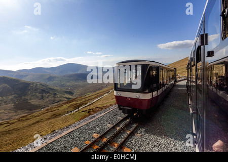 Due Snowdon diesel ferrovia di montagna vicino al vertice di Snowdon. Foto Stock