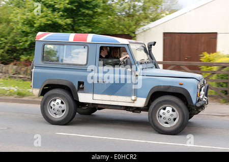 Il vecchio Land Rover con una Unione Jack dipinto sul tetto, 13 maggio 2014 Foto Stock