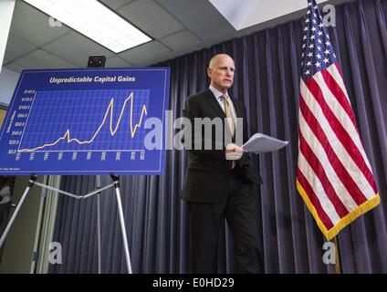 Los Angeles, California, USA. 13 Maggio, 2014. Il governatore della California Jerry Brown arriva a conferenze stampa per rilasciare le revisioni per la sua proposta di bilancio dello stato e discutere il piano di spesa, a Los Angeles, Martedì 13 Maggio, 2014. Secondo l'ufficio del governatore, il bilancio per l'anno fiscale che ha inizio il 1 luglio includerà una cosiddetta giornata di pioggia di fondo che dovrebbe andare a novembre scrutinio. Il governatore della scorsa settimana ha raggiunto un accordo su un piano di riserva con repubblicani e democratici nella legislatura. © Ringo Chiu/ZUMAPRESS.com/Alamy Live News Foto Stock