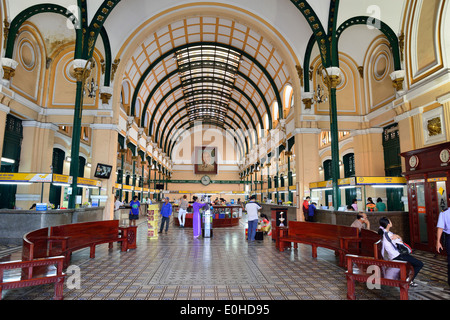 Francese edificio coloniale, interno del generale Post Office post office, a Saigon, a Ho Chi Minh City, Vietnam del Sud Foto Stock