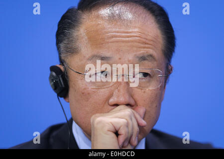 Berlino, Germania. 13 Maggio, 2014. Il gruppo della Banca Mondiale Presidente Jim Yong Kim partecipa a una conferenza stampa dopo un incontro presso la cancelleria di Berlino in Germania, il 13 maggio 2014. © Zhang ventola/Xinhua/Alamy Live News Foto Stock