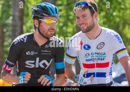 Sacramento, California, Stati Uniti d'America. 11 Maggio, 2014. SIR Bradley WIGGINS (L), di Team Sky e Mark Cavendish (R) di Omega Pharma Quick-Step, momenti di conversazione testuale prima dell' inizio della fase 1 della Amgen tour della California, nel Sacramento, California, domenica 11 maggio, 2014. WIGGINS vince il Tour de France e la medaglia d'oro olimpica nel 2012. © Tracy Barbutes/ZUMA filo/ZUMAPRESS.com/Alamy Live News Foto Stock