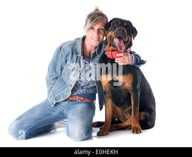 Ritratto di una razza Rottweiler e donna di fronte a uno sfondo bianco Foto Stock
