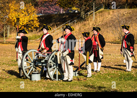 West Jersey artiglieria, esercito continentale artiglieri Reenactors sparare cannoni, Fort Mercer, Red Bank, New Jersey Foto Stock