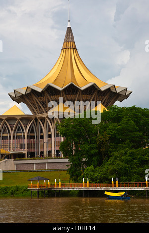 SARAWAK STATO assemblea legislativa o PARLIMENT edificio come si vede dal Fiume KUCHING - KUCHING, SARAWAK, BORNEO, MALAYSIA Foto Stock