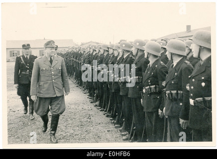 Vidkun Quisling og Oliver Møystad (hirdsjef og sjef per sikkerhetspolitiet) inspiserer Rikshirden. Foto Stock