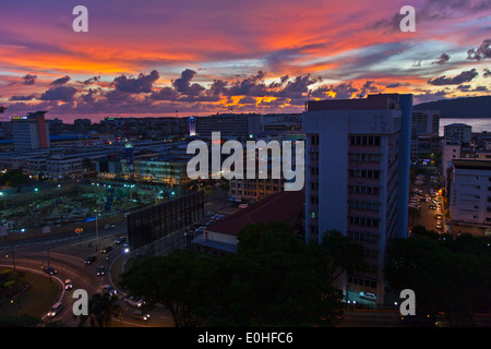 Lo skyline della città di Kota Kinabalu al tramonto - Sabah, BORNEO MALAYSIA Foto Stock