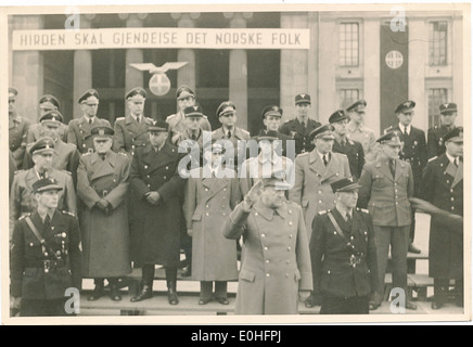 Vidkun Quisling og Oliver Møystad (hirdsjef og sjef per sikkerhetspolitiet) sammen med NS-ministre og tyske offiserer. Foto Stock