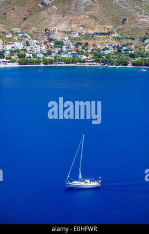 Yacht bianco sul blu del mare, la baia con le colline circostanti, Grecia Foto Stock