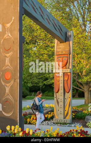 Coast Salish totem portale da artista Musqueam Susan punto, Stanley Park, Vancouver, British Columbia, Canada Foto Stock