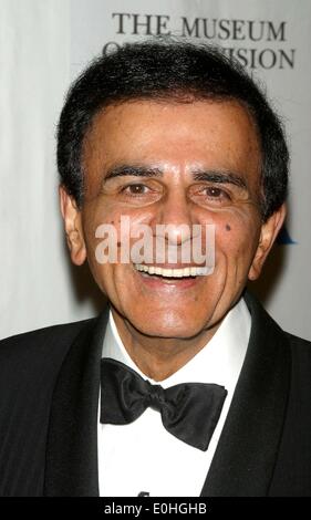 FILE DI FOTO: Casey Kasem è stato mancanti da un ospedale della California dal Maggio 6, e i suoi figli hanno accusato i loro matrigna del movimento di lui al di fuori della zona. Kasem, 82, affetta dal morbo di Parkinson in fase avanzata ed è stato al centro di una faida tra la moglie, Jean Kasem, e i suoi figli adulti. Nella foto: nov. 10, 2003 - Beverly Hills, in California, Stati Uniti - CASEY KASEM al Beverly Hills Hotel per il Museo della Radio e della televisione onori per CBS News Anchor Dan piuttosto. (Immagine di credito: credito: Mylan Ryba/Globe foto/ZUMAPRESS/Alamy Live News Foto Stock