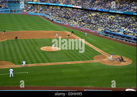 Azione dal vivo con caraffe, pastella e baserunners in una partita di baseball della Major League al Dodger Stadium di Los Angeles, California. Foto Stock
