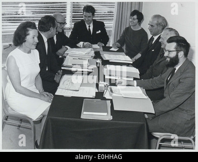 Una fotografia che documenta la prima riunione del Consiglio di pianificazione, che segna l'inizio di un progetto importante o di un processo decisionale. L'immagine cattura i passaggi iniziali per organizzare un'iniziativa significativa. Foto Stock