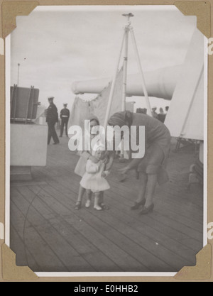 Il principe William, Principe Richard e la loro bambinaia a bordo HMS King George V, 1946 Foto Stock