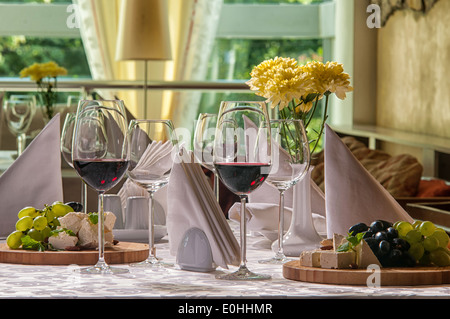 Vino e uva da vino e formaggio sulla tavola in un ristorante Foto Stock