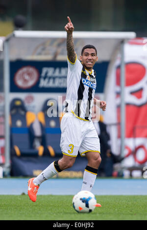 Verona, Italia. Il 10 maggio, 2014. Allan (Udinese) Calcio/Calcetto : Italiano 'Serie A' match tra Hellas Verona 2-2 Udinese a Stadio Marcantonio Bentegodi di Verona, Italia . © Maurizio Borsari/AFLO/Alamy Live News Foto Stock