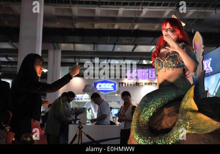 Pechino, Cina. 14 Maggio, 2014. Un visitatore prende le foto di una sirena-robot al diciassettesimo China Beijing International high-tech Expo (CHITEC) a Pechino, capitale della Cina, 14 maggio 2014. La tecnologia annuale expo è iniziata mercoledì. Credito: Li Wen/Xinhua/Alamy Live News Foto Stock