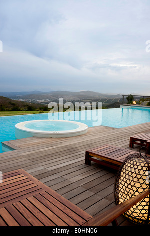 Piscina a sfioro e mazzo di Delaire Winery station wagon, Stellenbosch, Sud Africa Foto Stock