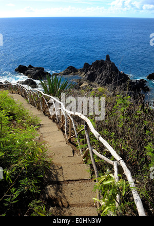 Madeira Portogallo sentiero costiero passi verso il basso Foto Stock