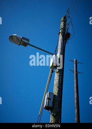 Strada moderna luce sul palo di legno REGNO UNITO Foto Stock