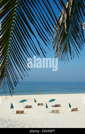 Spiaggia Tropicale scena con sedie a sdraio e ombrelloni da spiaggia di Ipanema di Rio de Janeiro in Brasile Foto Stock