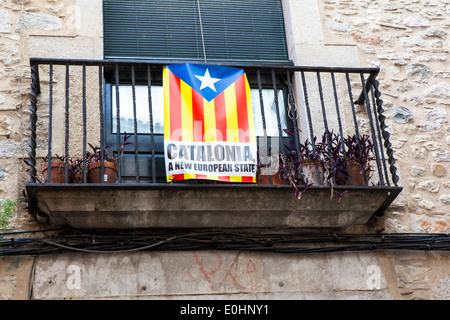 Catalonia: un nuovo Stato europeo. Indipendenza Catalana bandiere appeso su edifici in Girona. Foto Stock