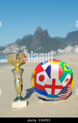 Brasile calcio campione del trofeo internazionale con la bandiera squadra di calcio di spiaggia di Ipanema di Rio de Janeiro in Brasile Foto Stock