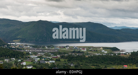 Città lungo la costa, Bonne Bay, Norris punto, Parco Nazionale Gros Morne, Terranova e Labrador, Canada Foto Stock