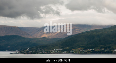 Città lungo la costa, Bonne Bay, Norris punto, Parco Nazionale Gros Morne, Terranova e Labrador, Canada Foto Stock