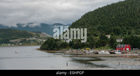 Città lungo la costa, Bonne Bay, Norris punto, Parco Nazionale Gros Morne, Terranova e Labrador, Canada Foto Stock