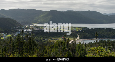 Città lungo la costa, Bonne Bay, Norris punto, Parco Nazionale Gros Morne, Terranova e Labrador, Canada Foto Stock