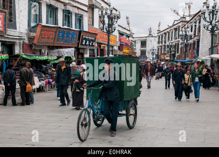 Persone su una strada, Lhasa, in Tibet, in Cina Foto Stock