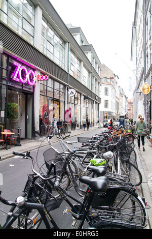 Una centrale di Copenhagen street con un sacco di biciclette parcheggiate Foto Stock