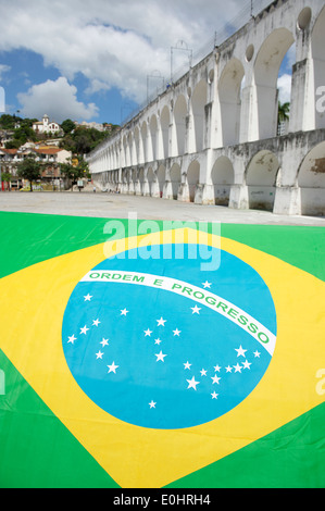 Bandiera brasiliana battenti a Arcos da Lapa archi di Rio de Janeiro in Brasile Foto Stock