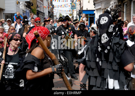 Il Gong spugnette maniaco Morris effettuando al Festival spazia, Rochester, Kent, 5 maggio 2014. Foto Stock