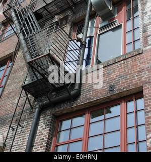 Esterno fire escape su un edificio, del Mercato di Pike Place, Seattle, nello Stato di Washington, USA Foto Stock