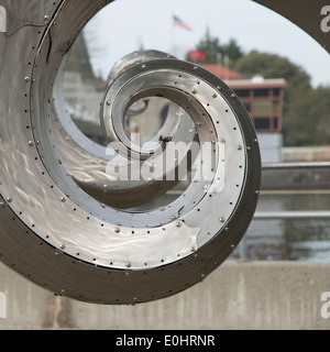 Onde di salmone scultura a Hiram M. Chittenden serrature, Carl S. Jr. Inglese Il Giardino Botanico, il Lago Washington Ship Canal, Seattle, nello Stato di Washington, USA Foto Stock