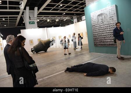 Hong Kong, Cina. 14 Maggio, 2014. La gente visita l'anteprima dell'Art Basel show di Hong Kong, Cina del Sud, 14 maggio 2014. La Art Basel tappe mondiali per il moderno e contempoary arte mostra che si svolge ogni anno a Basilea e a Miami Beach e a Hong Kong. © Lui Siu Wai/Xinhua/Alamy Live News Foto Stock
