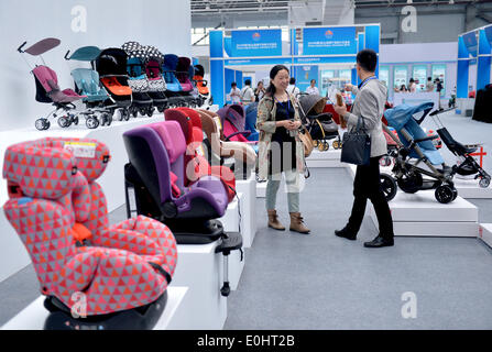 Kunshan, cinese della provincia di Jiangsu. 14 Maggio, 2014. La gente visita il 2014 Cina (Kunshan) Importazione Expo a Kunshan, Cina orientale della provincia di Jiangsu, 14 maggio 2014. I 4 giorni di expo è iniziata mercoledì. Credito: Shen Peng/Xinhua/Alamy Live News Foto Stock