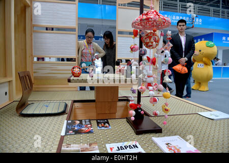 Kunshan, cinese della provincia di Jiangsu. 14 Maggio, 2014. La gente visita il 2014 Cina (Kunshan) Importazione Expo a Kunshan, Cina orientale della provincia di Jiangsu, 14 maggio 2014. I 4 giorni di expo è iniziata mercoledì. Credito: Shen Peng/Xinhua/Alamy Live News Foto Stock