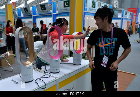 Kunshan, cinese della provincia di Jiangsu. 14 Maggio, 2014. La gente visita il 2014 Cina (Kunshan) Importazione Expo a Kunshan, Cina orientale della provincia di Jiangsu, 14 maggio 2014. I 4 giorni di expo è iniziata mercoledì. Credito: Shen Peng/Xinhua/Alamy Live News Foto Stock