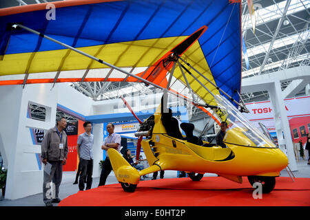 Kunshan, cinese della provincia di Jiangsu. 14 Maggio, 2014. La gente visita un delta-wing aeromobile durante il 2014 la Cina (Kunshan) Importazione Expo a Kunshan, Cina orientale della provincia di Jiangsu, 14 maggio 2014. I 4 giorni di expo è iniziata mercoledì. Credito: Shen Peng/Xinhua/Alamy Live News Foto Stock