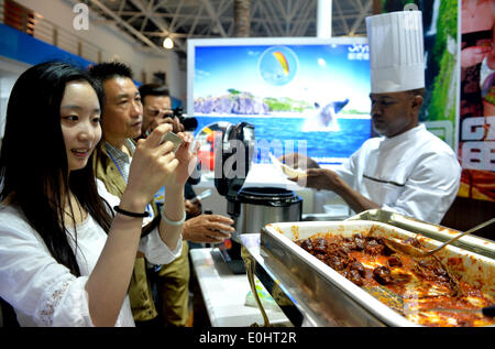 Kunshan, cinese della provincia di Jiangsu. 14 Maggio, 2014. La gente visita il 2014 Cina (Kunshan) Importazione Expo a Kunshan, Cina orientale della provincia di Jiangsu, 14 maggio 2014. I 4 giorni di expo è iniziata mercoledì. Credito: Shen Peng/Xinhua/Alamy Live News Foto Stock