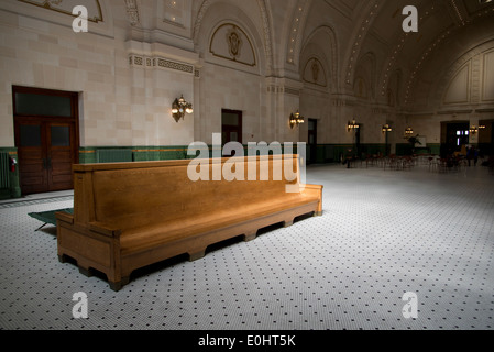 Panca di legno all'interno di Union Station, Seattle, nello Stato di Washington, USA Foto Stock