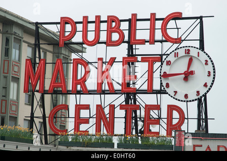 Mercato Pubblico di segno e di clock, il Pike Place Market, Seattle, nello Stato di Washington, USA Foto Stock