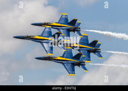 La US Navy Blue Angels F18 calabroni in stretta formazione Foto Stock